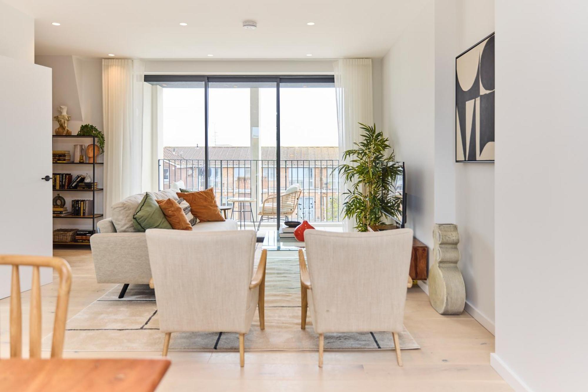 The Brondesbury Hideaway - Stylish 3bdr Flat With Balcony & Parking * London
