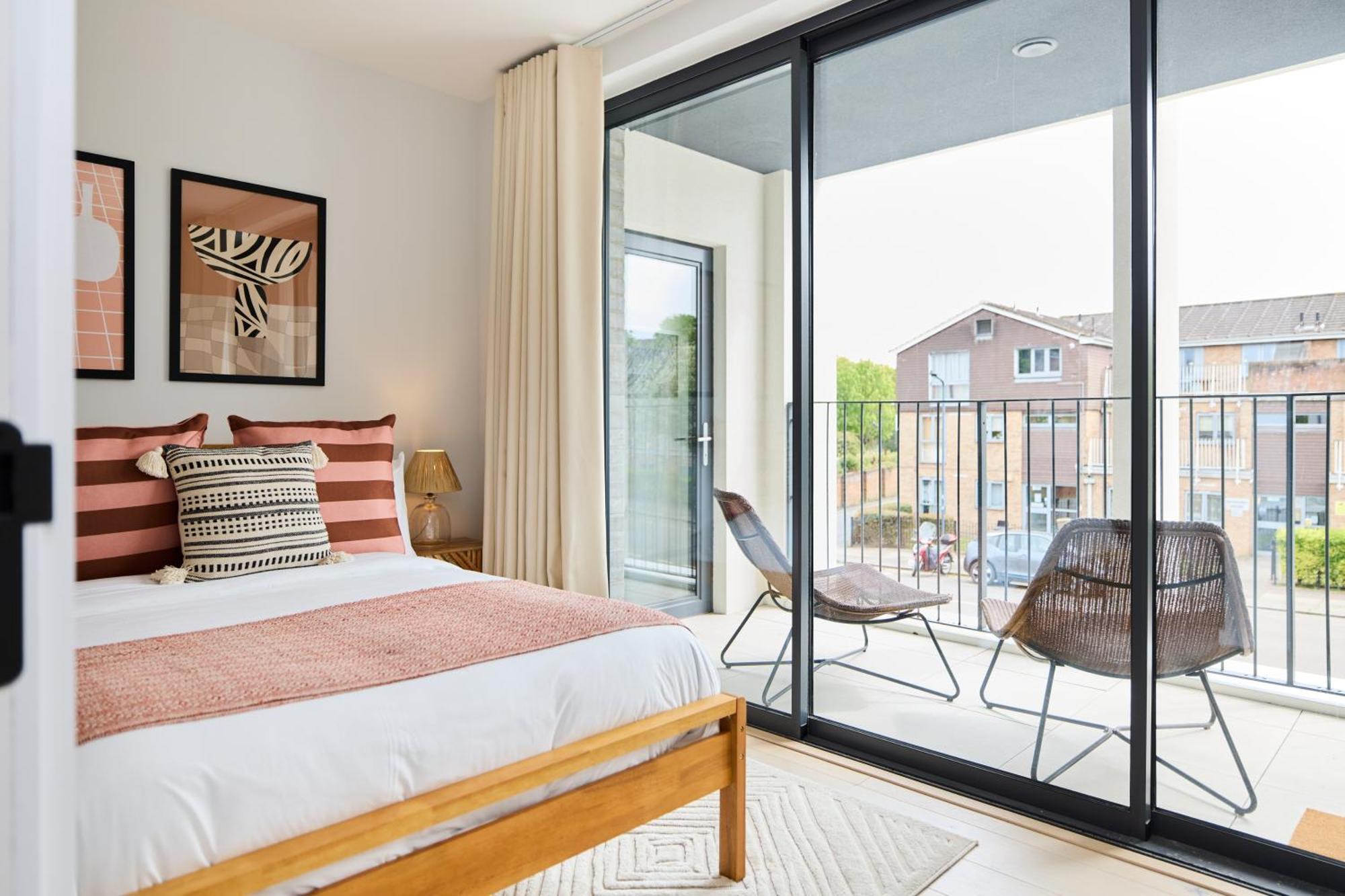 Apartment The Brondesbury Hideaway - Stylish 3bdr Flat With Balcony & Parking